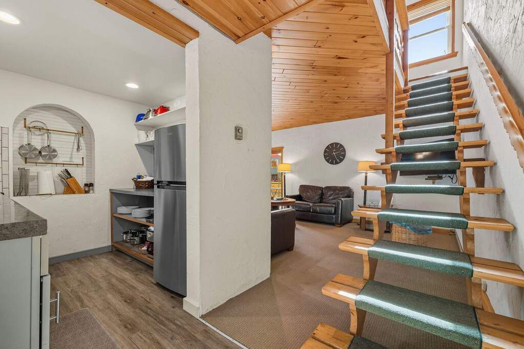 11 Bedroom Single Family Home/House's Image 9