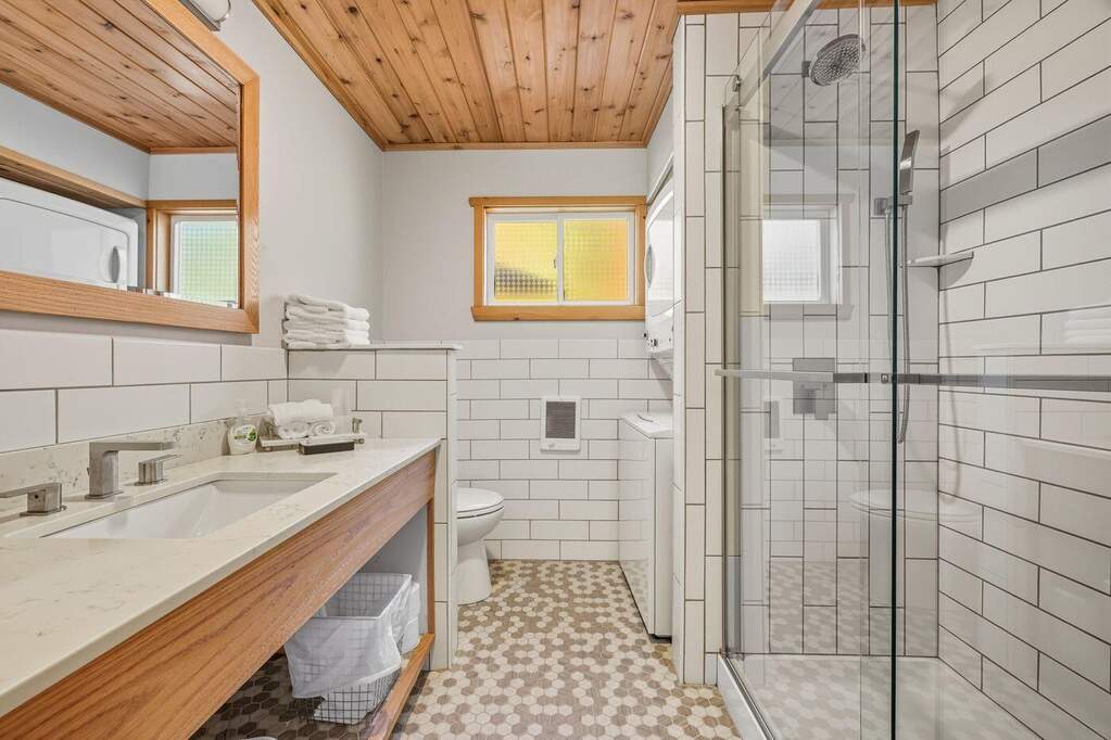 11 Bedroom Single Family Home/House's Image 21