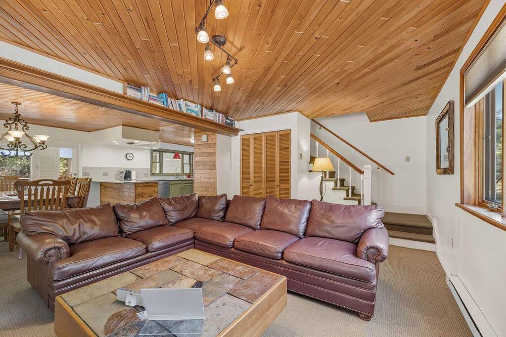 11 Bedroom Single Family Home/House's Image 25