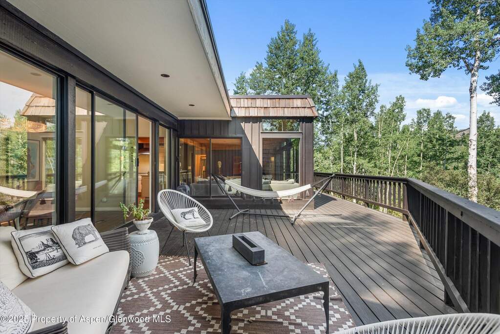 6 Bedroom Single Family Home/House's Image 39