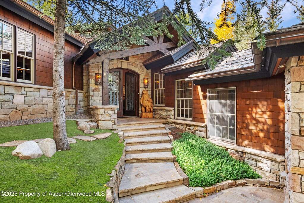 5 Bedroom Single Family Home/House's Image 39