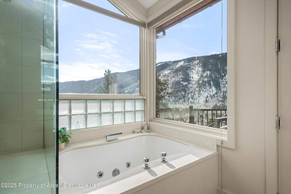 3 Bedroom Single Family Home/House's Image 14