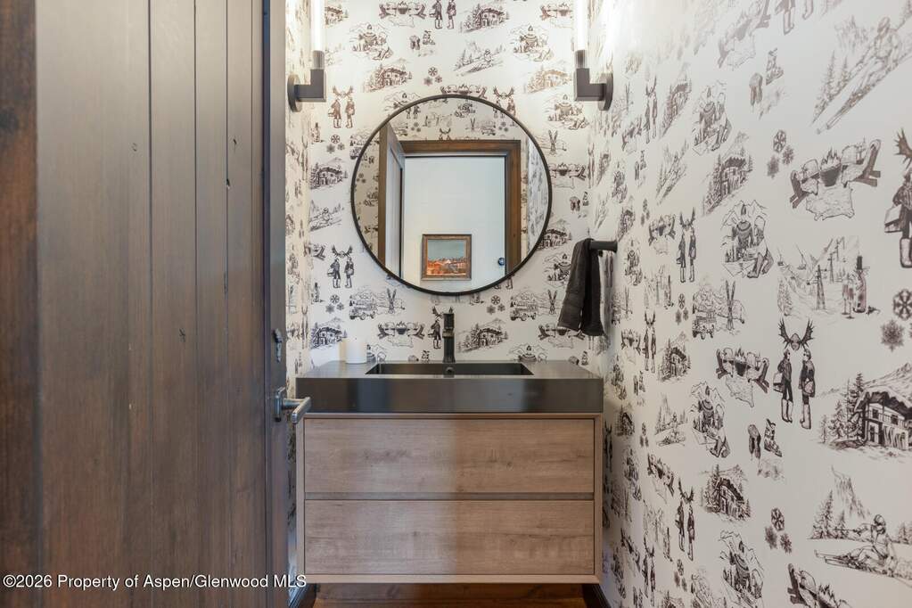 5 Bedroom Single Family Home/House's Image 3