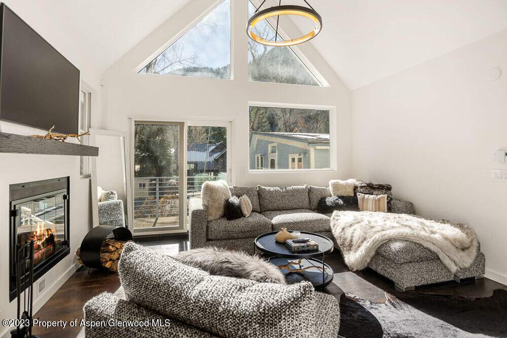 5 Bedroom Single Family Home/House's Image 3