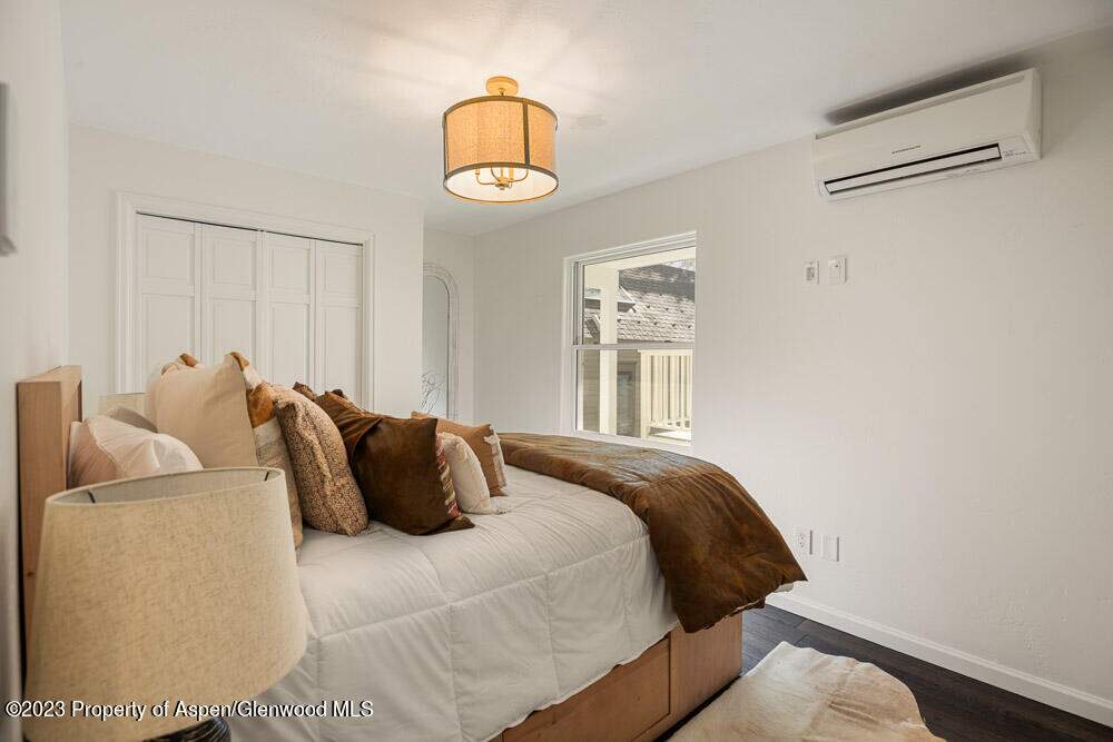 5 Bedroom Single Family Home/House's Image 6