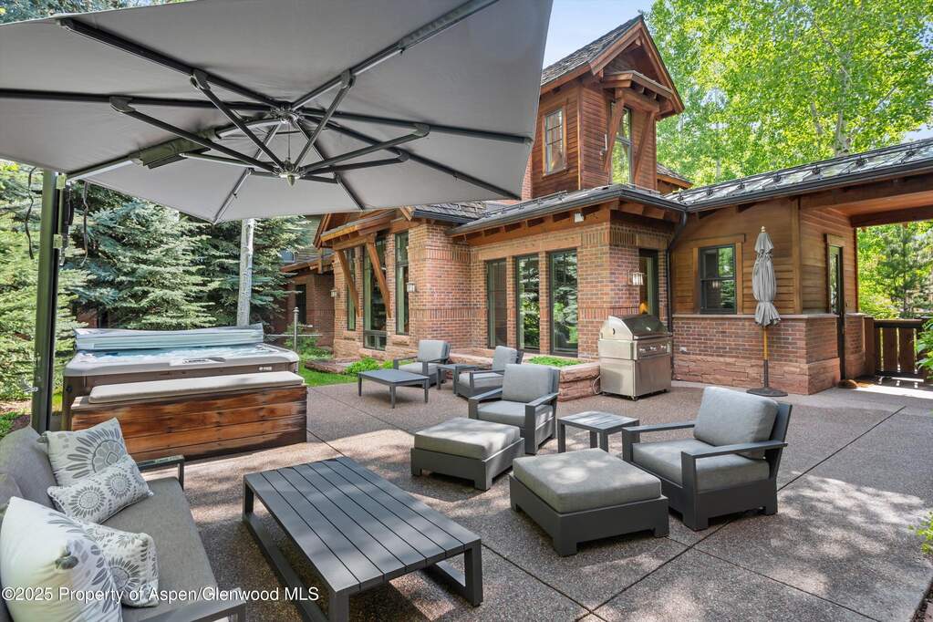 10 Bedroom Single Family Home/House's Image 7