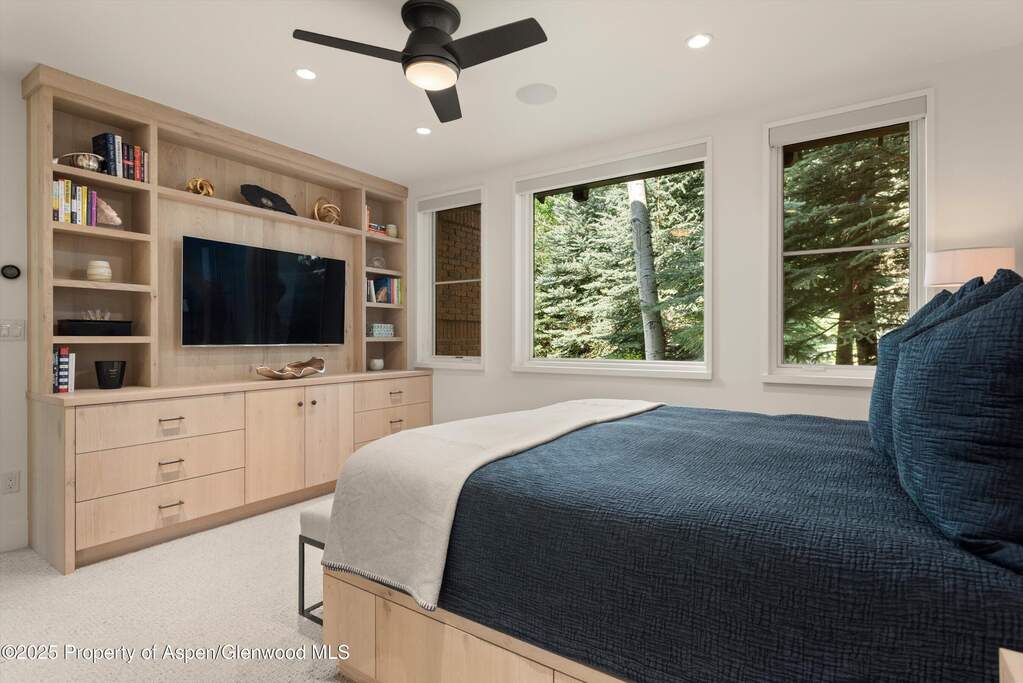 10 Bedroom Single Family Home/House's Image 8