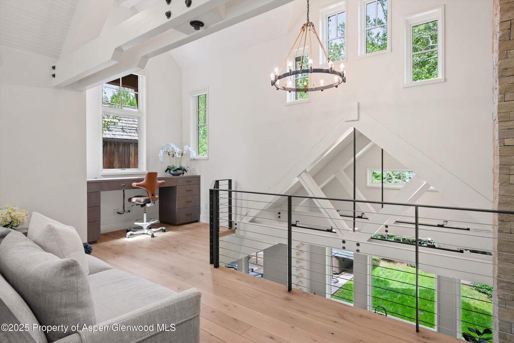 10 Bedroom Single Family Home/House's Image 11