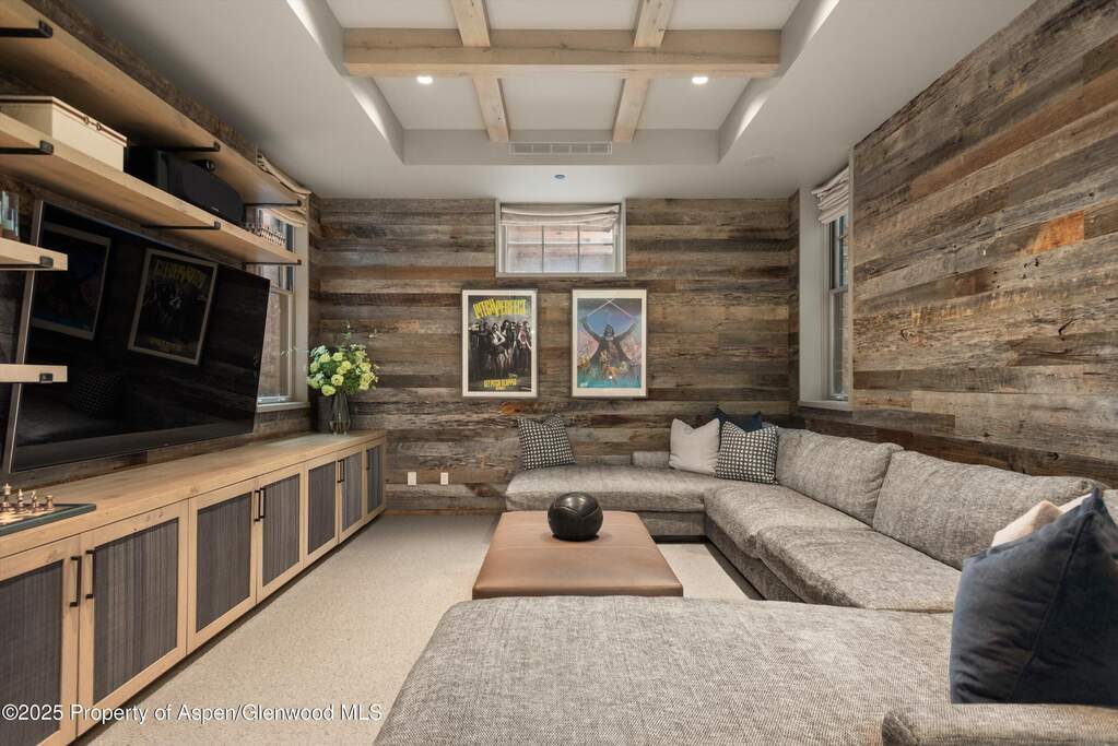 10 Bedroom Single Family Home/House's Image 13