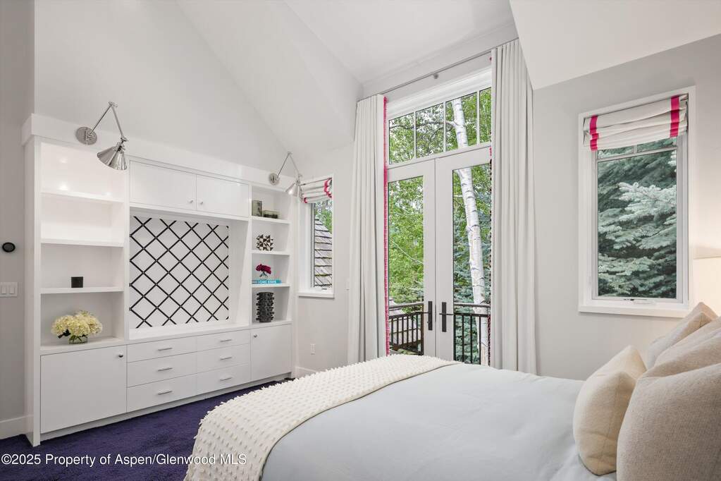 10 Bedroom Single Family Home/House's Image 19