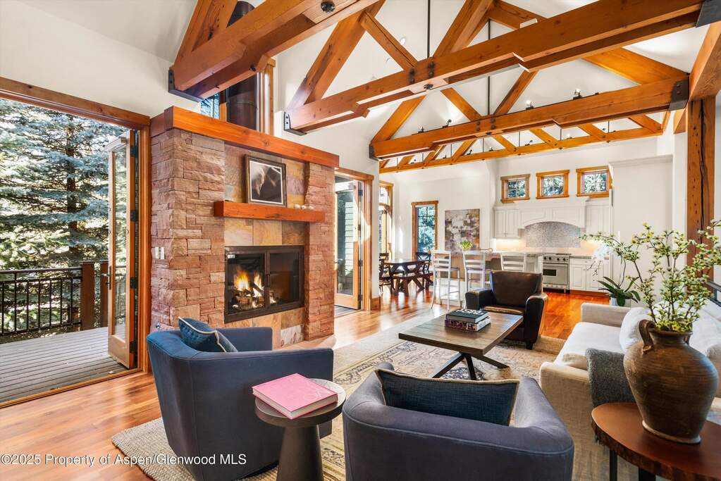 10 Bedroom Single Family Home/House's Image 27