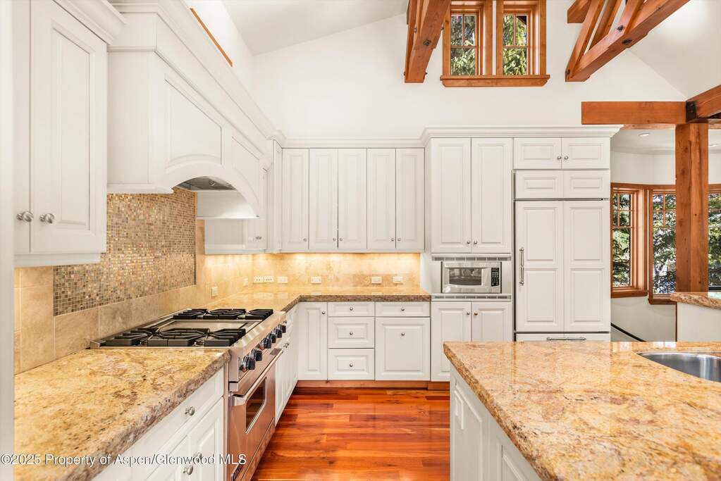 10 Bedroom Single Family Home/House's Image 30