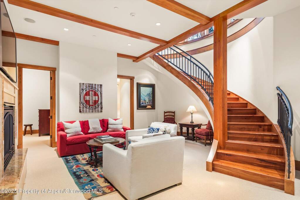 10 Bedroom Single Family Home/House's Image 36