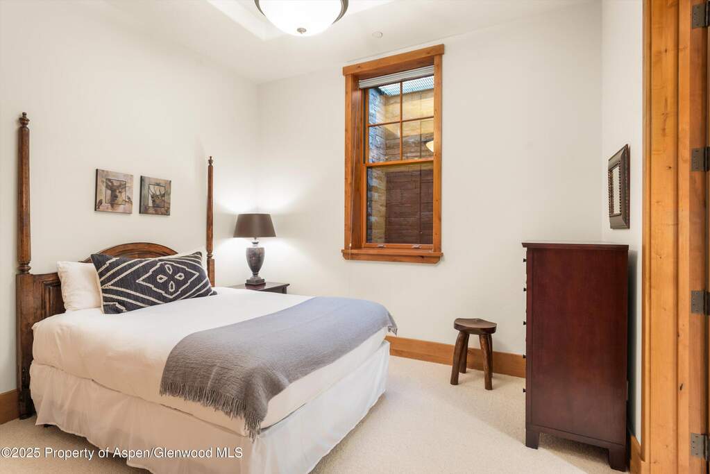 10 Bedroom Single Family Home/House's Image 37