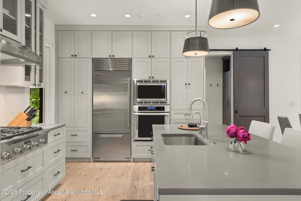 10 Bedroom Single Family Home/House's Image 3