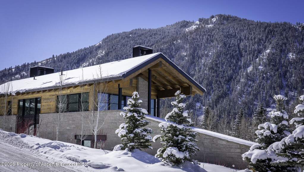 5 Bedroom Single Family Home/House's Image 3