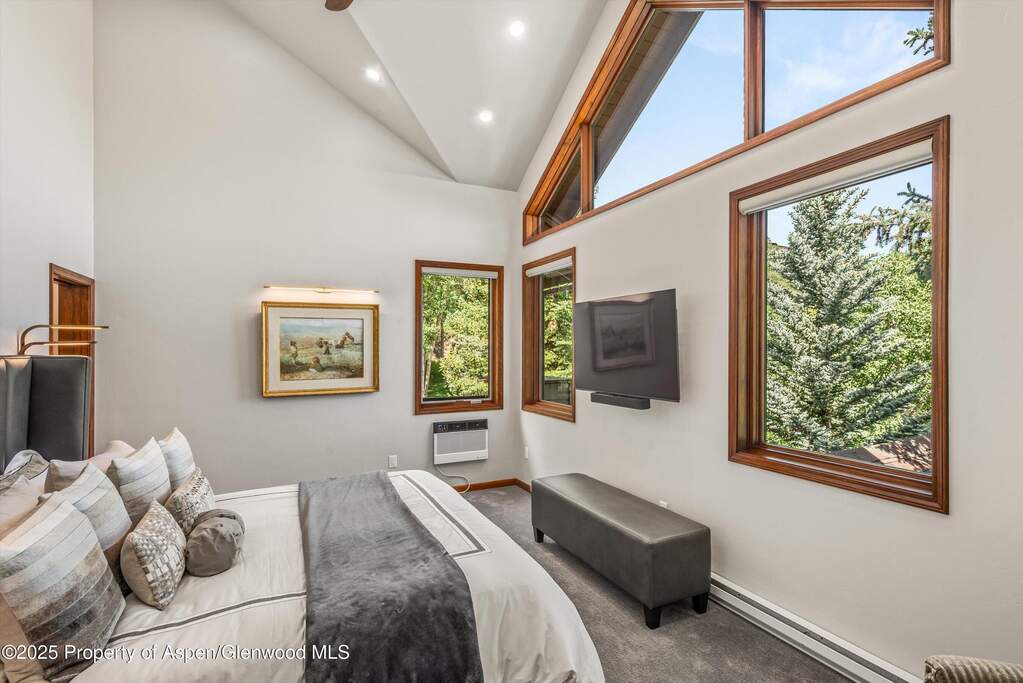 5 Bedroom Single Family Home/House's Image 16