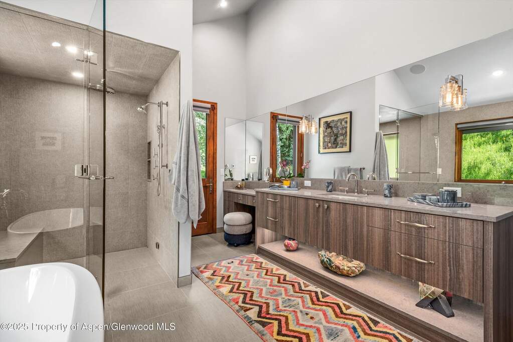5 Bedroom Single Family Home/House's Image 18