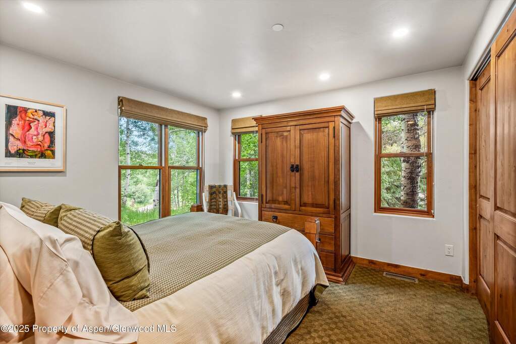 5 Bedroom Single Family Home/House's Image 32