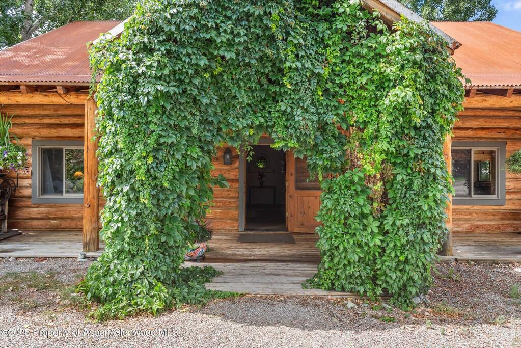 4 Bedroom Single Family Home/House's Image 3