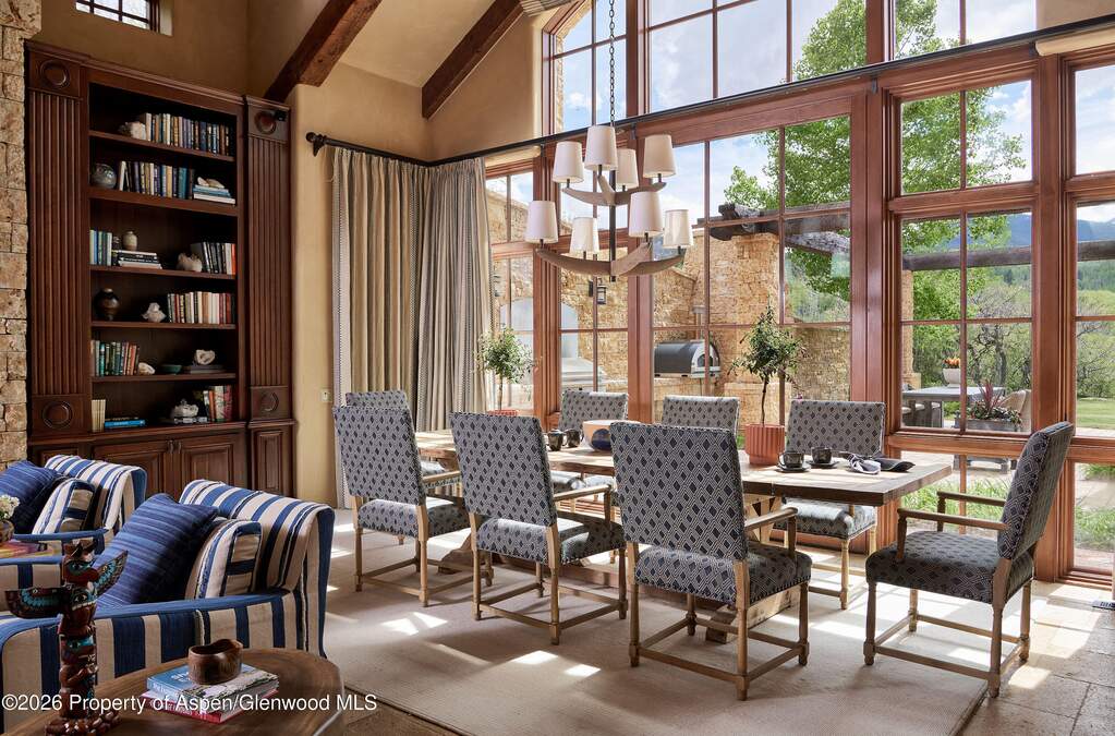 7 Bedroom Single Family Home/House's Image 9