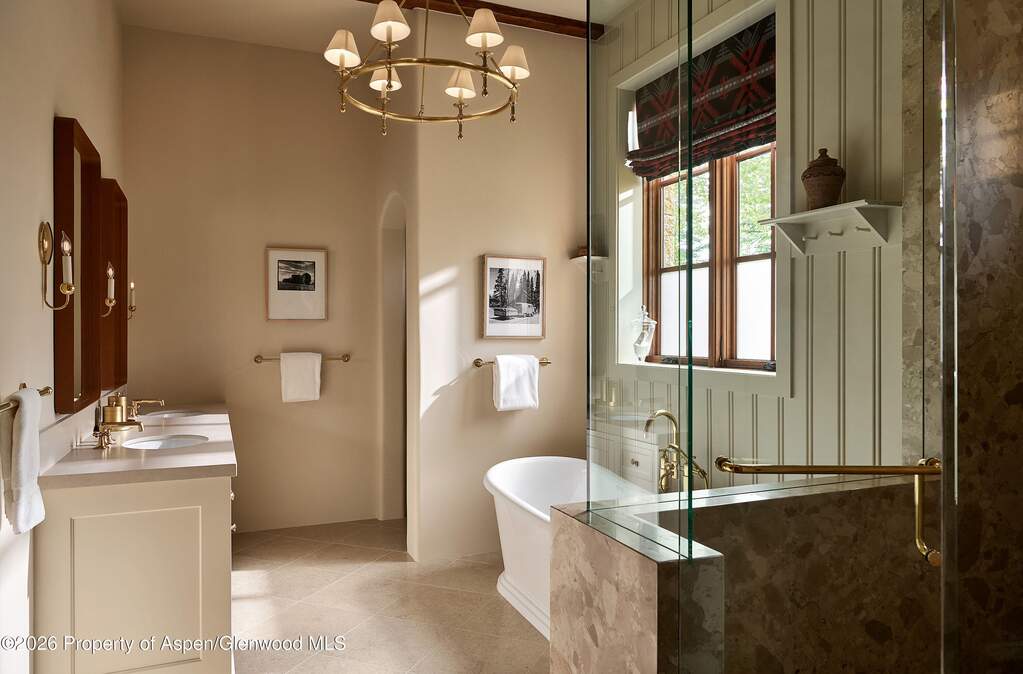 7 Bedroom Single Family Home/House's Image 14