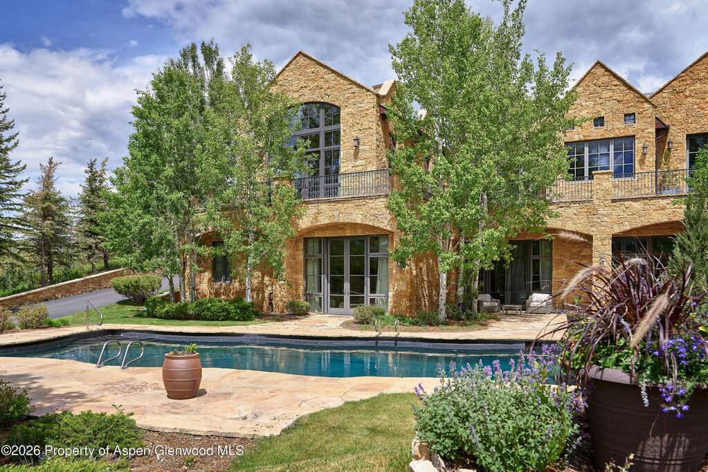 7 Bedroom Single Family Home/House's Image 25