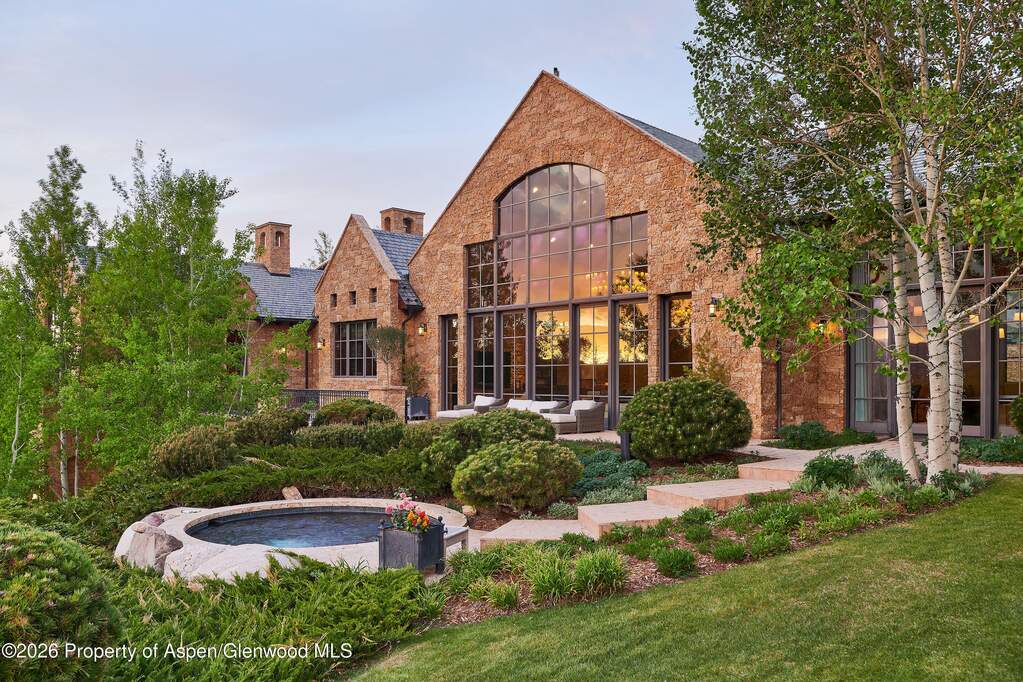 7 Bedroom Single Family Home/House's Image 27