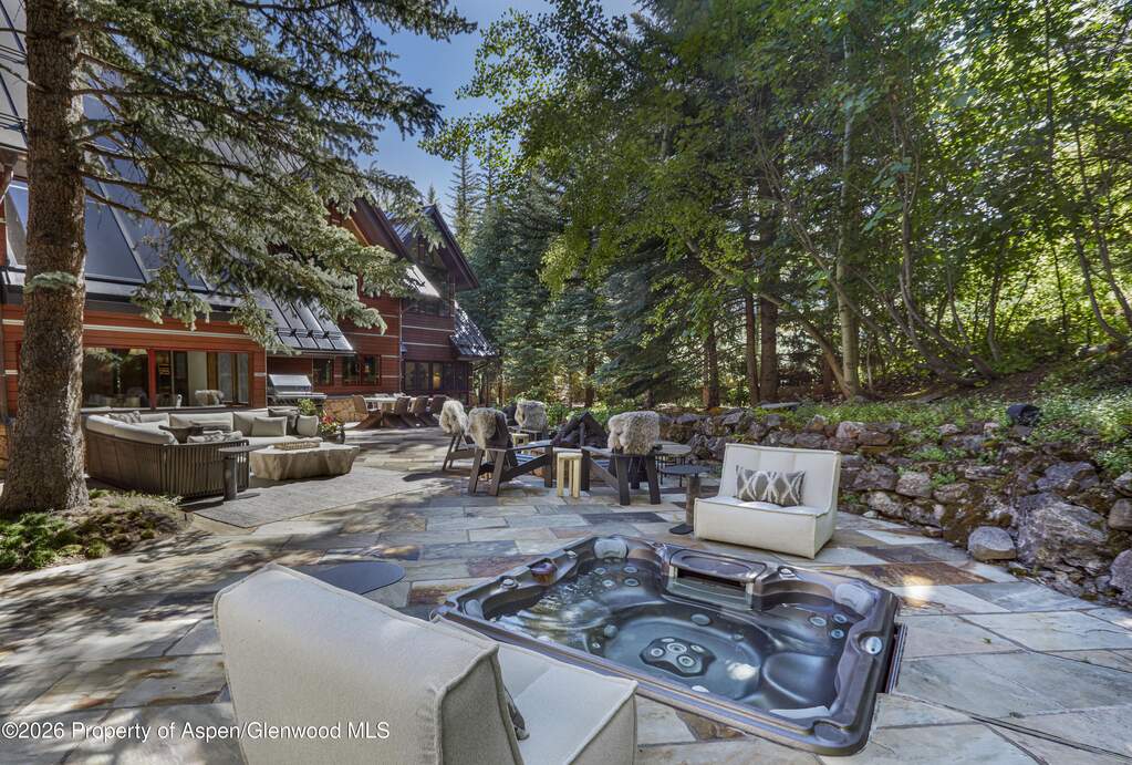 9 Bedroom Single Family Home/House's Image 9