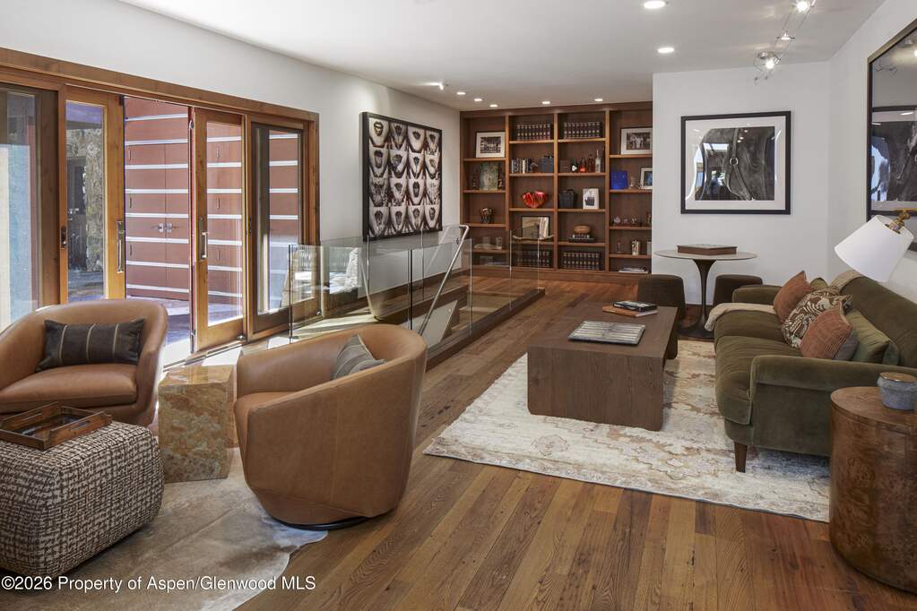 9 Bedroom Single Family Home/House's Image 10