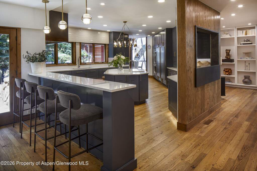 9 Bedroom Single Family Home/House's Image 12