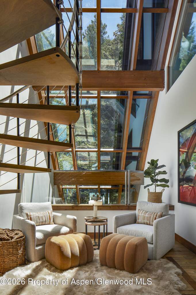 9 Bedroom Single Family Home/House's Image 13