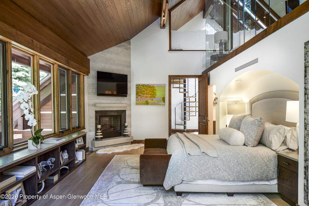 9 Bedroom Single Family Home/House's Image 14