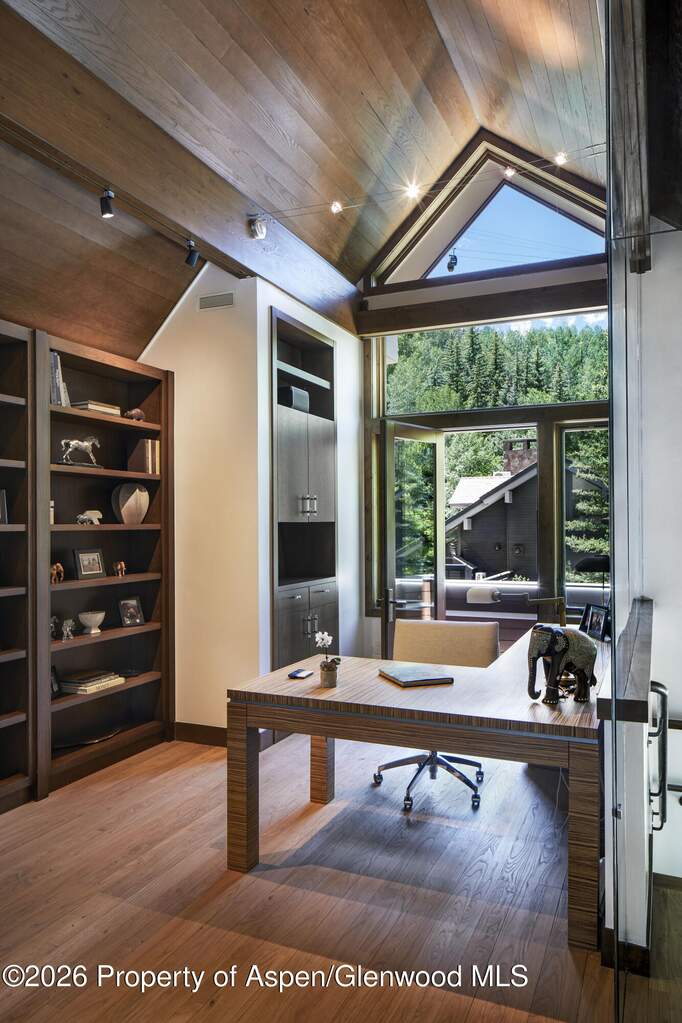 9 Bedroom Single Family Home/House's Image 15