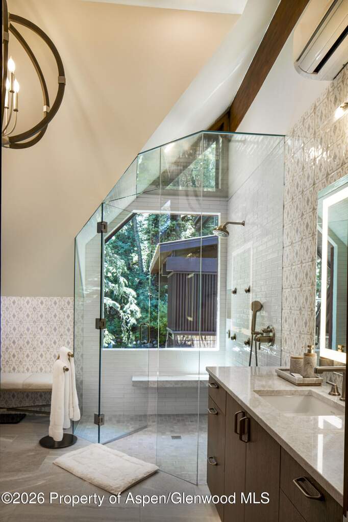 9 Bedroom Single Family Home/House's Image 17