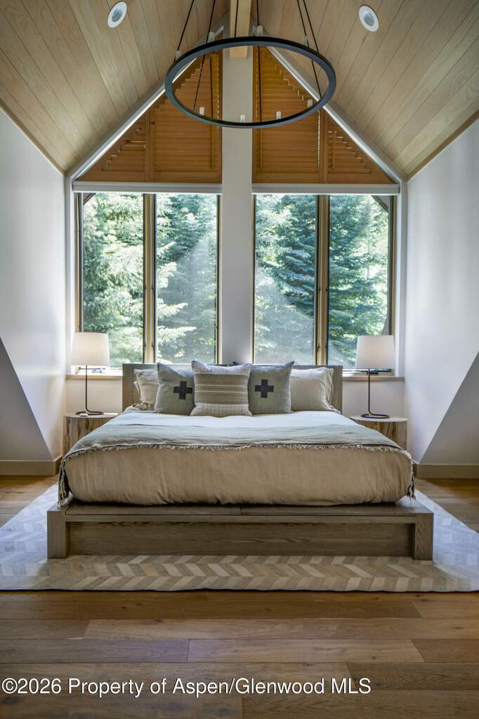 9 Bedroom Single Family Home/House's Image 19