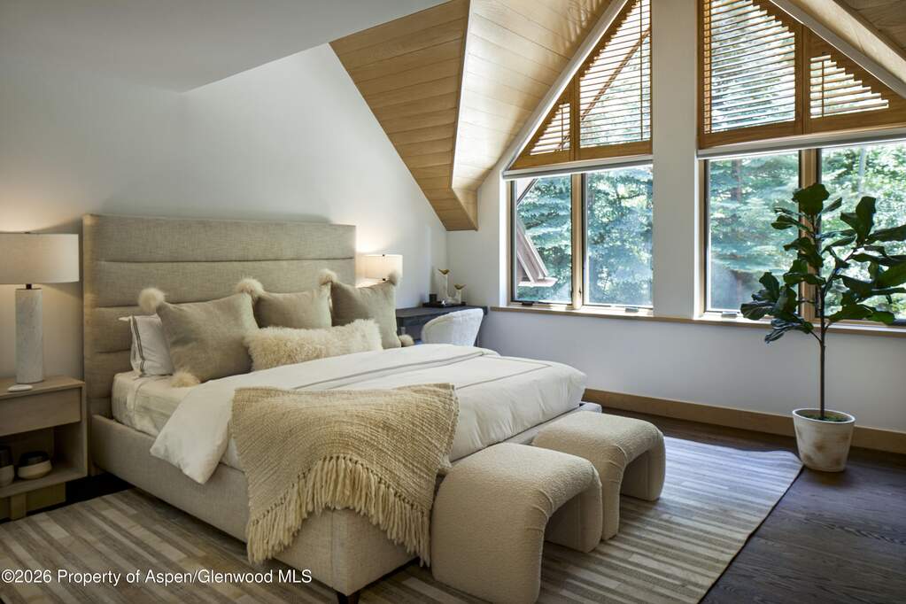 9 Bedroom Single Family Home/House's Image 21