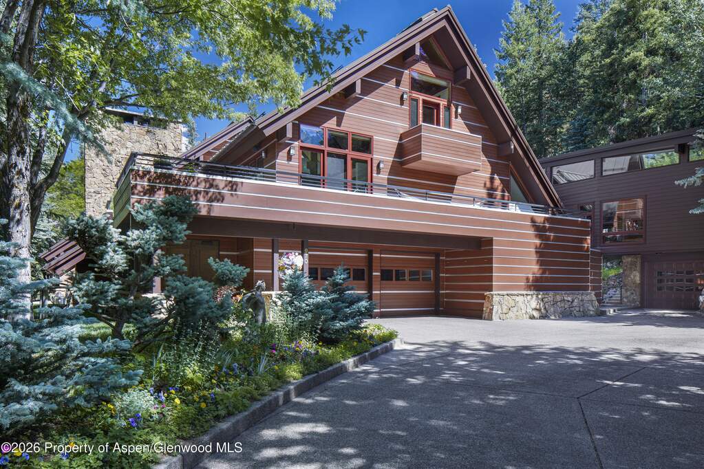 9 Bedroom Single Family Home/House's Image 24