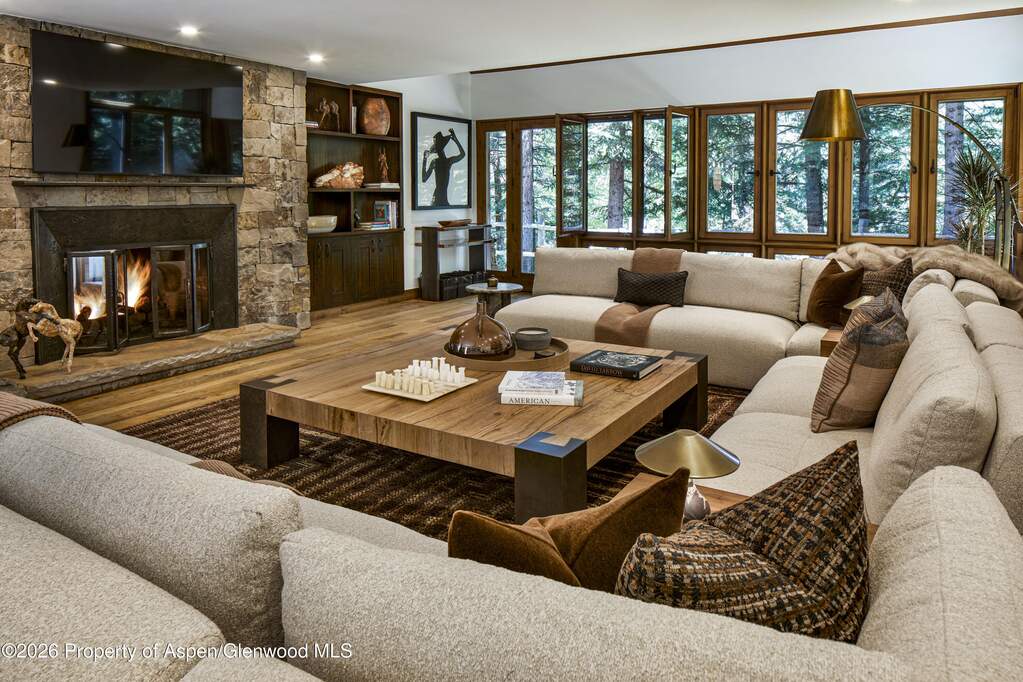 9 Bedroom Single Family Home/House's Image 3
