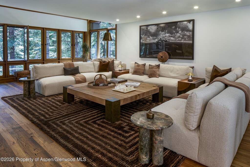 9 Bedroom Single Family Home/House's Image 4
