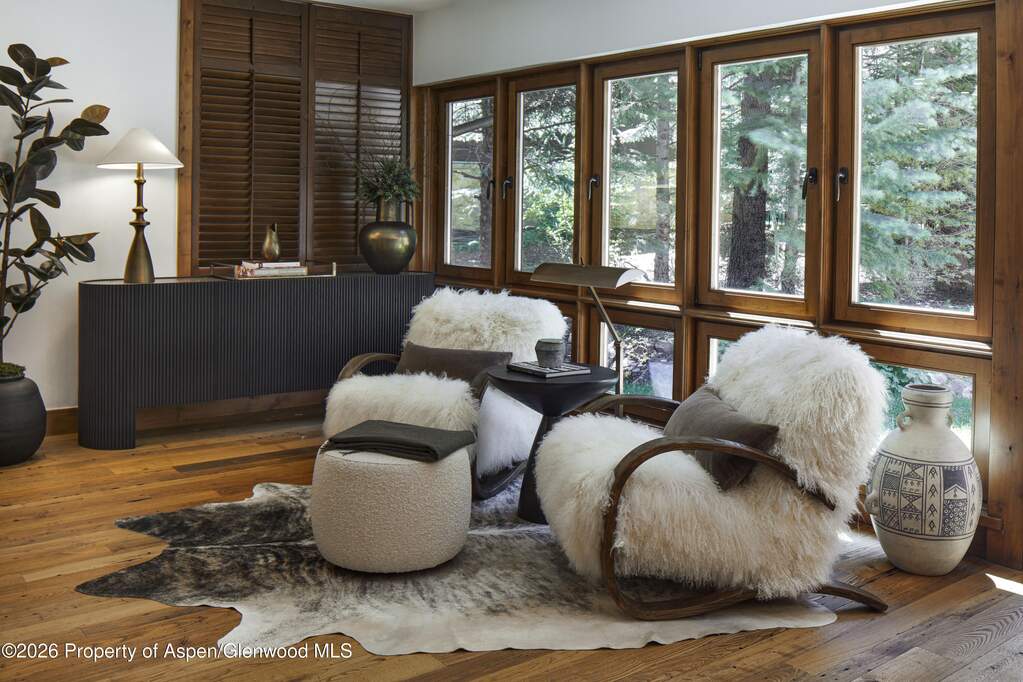 9 Bedroom Single Family Home/House's Image 5