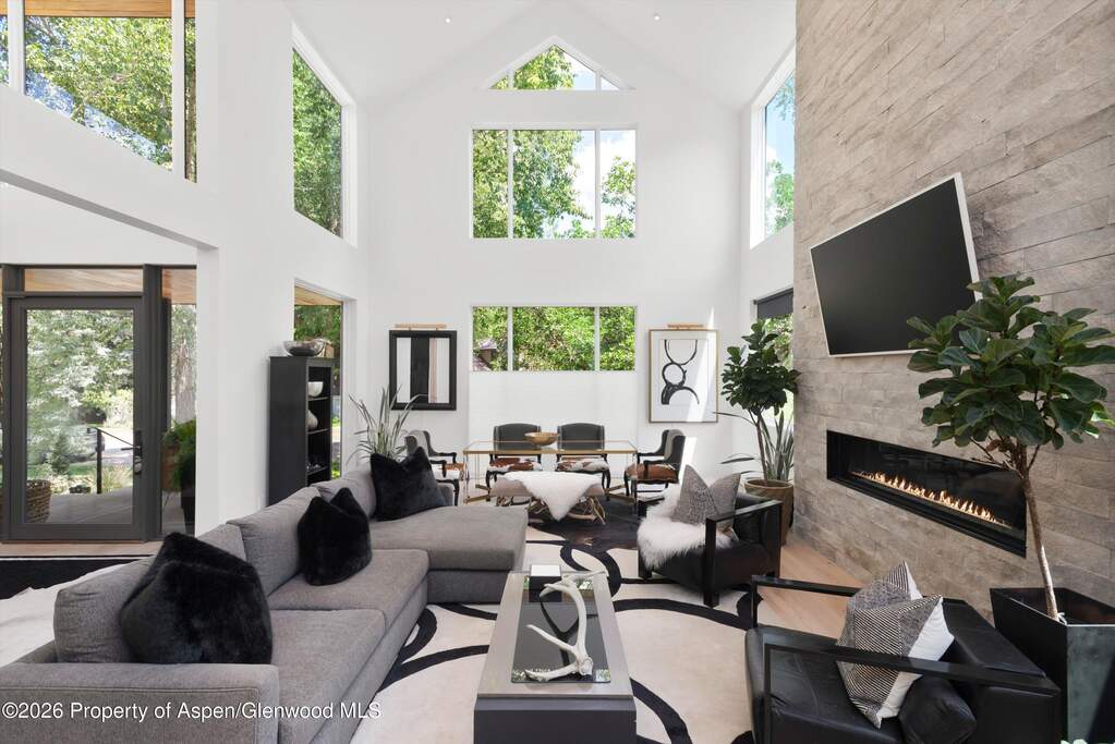 4 Bedroom Single Family Home/House's Image 3