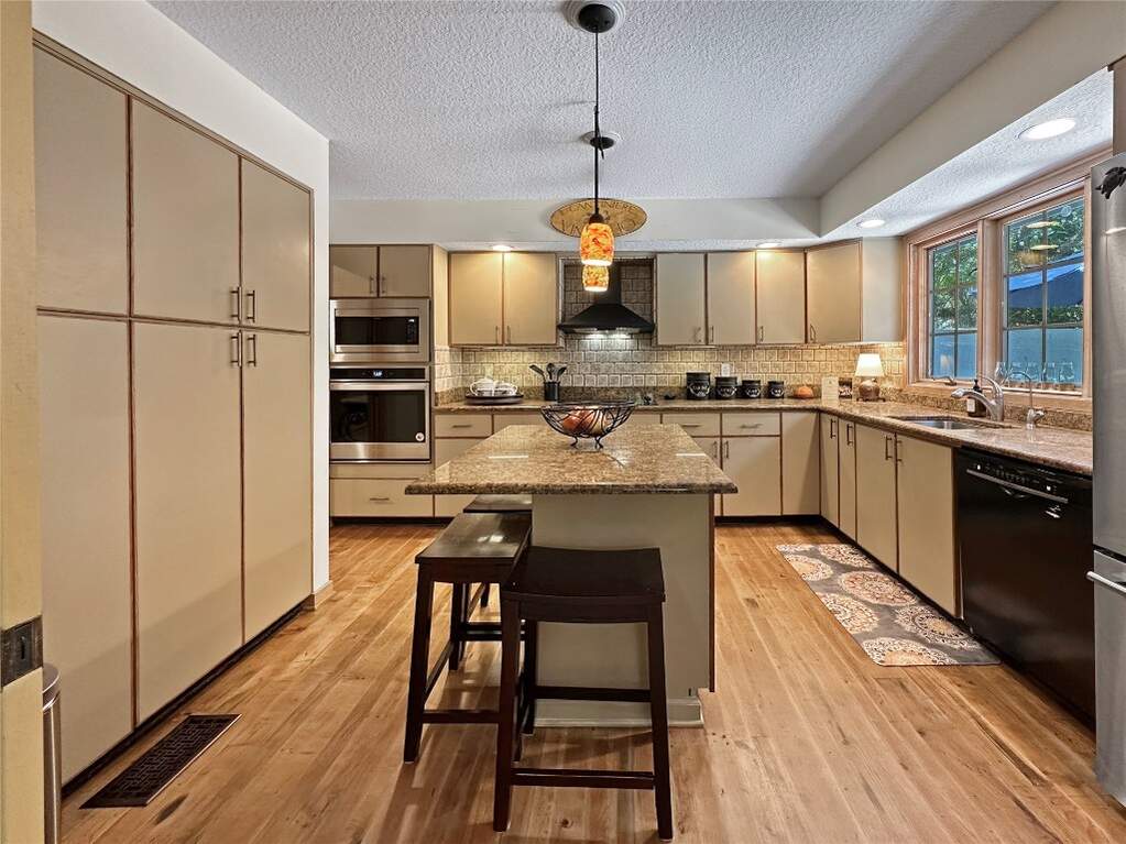 5 Bedroom Single Family Home/House's Image 16