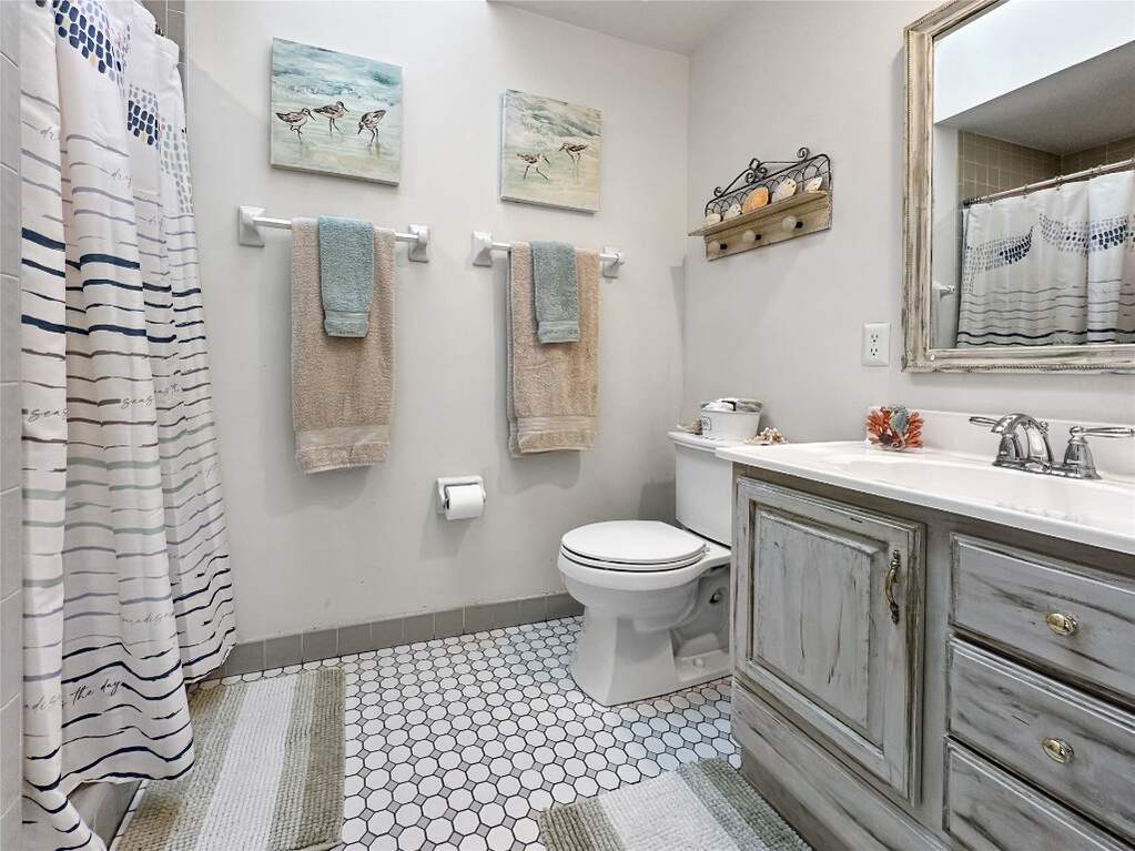 5 Bedroom Single Family Home/House's Image 32