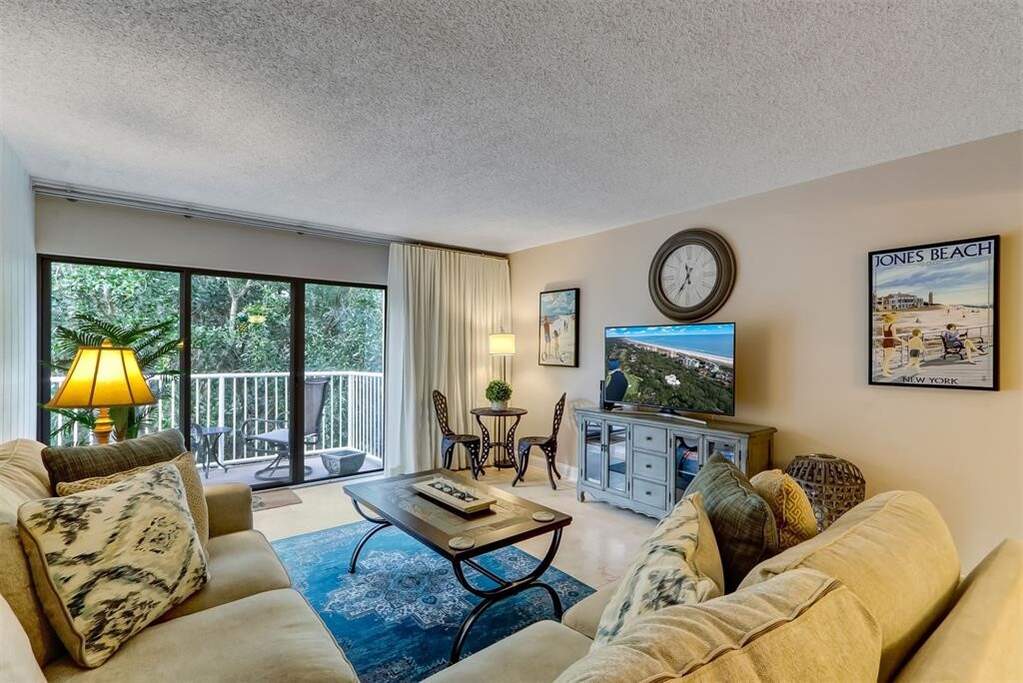 Photo is of dining room is virtually staged.