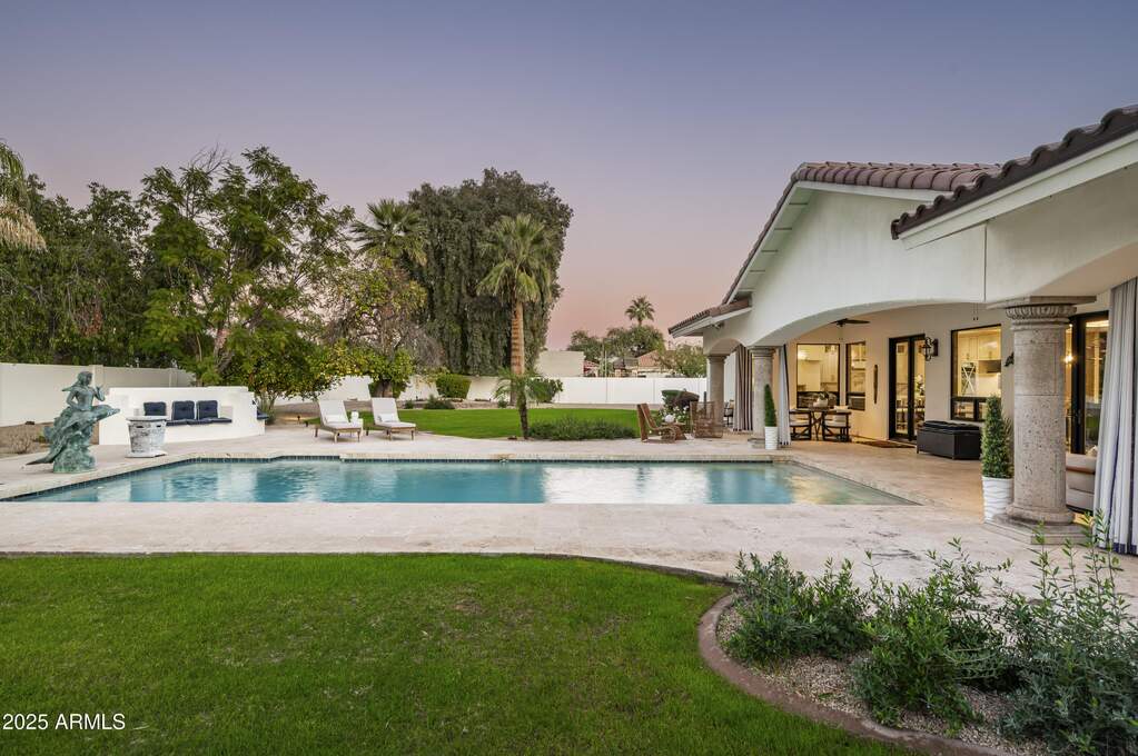 5 Bedroom Single Family Home/House's Image 4