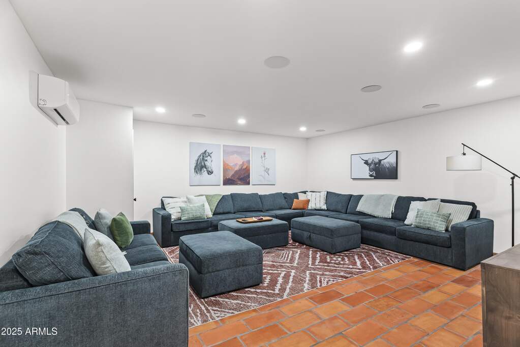 5 Bedroom Single Family Home/House's Image 3