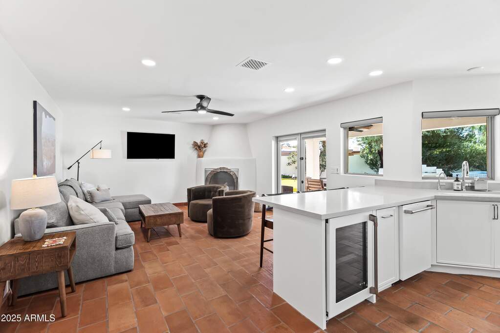 5 Bedroom Single Family Home/House's Image 4