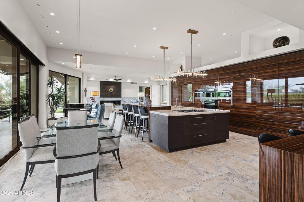 6 Bedroom Single Family Home/House's Image 7