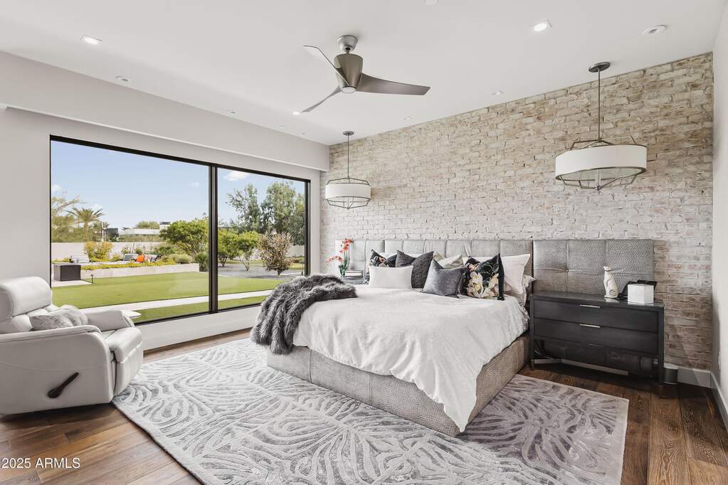 6 Bedroom Single Family Home/House's Image 8